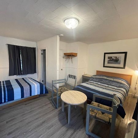 Cedar Vista Motel Тобермори Экстерьер фото