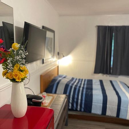 Cedar Vista Motel Тобермори Экстерьер фото