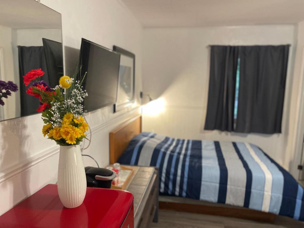 Cedar Vista Motel Тобермори Экстерьер фото
