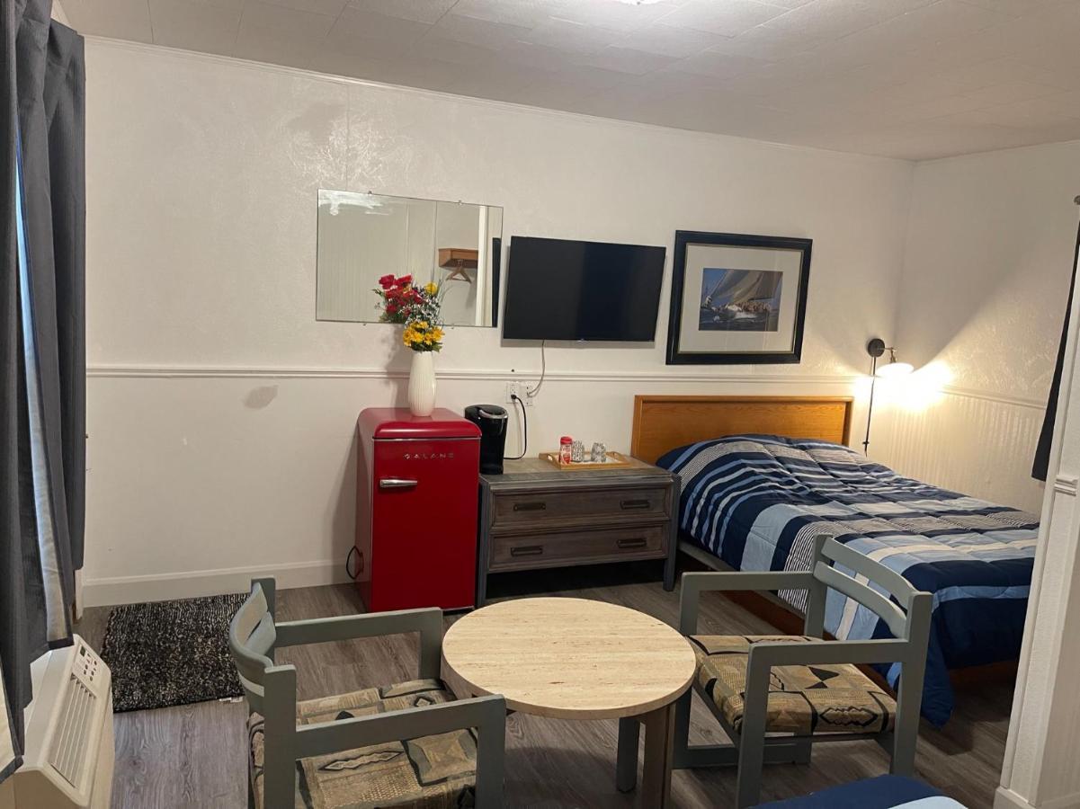 Cedar Vista Motel Тобермори Экстерьер фото