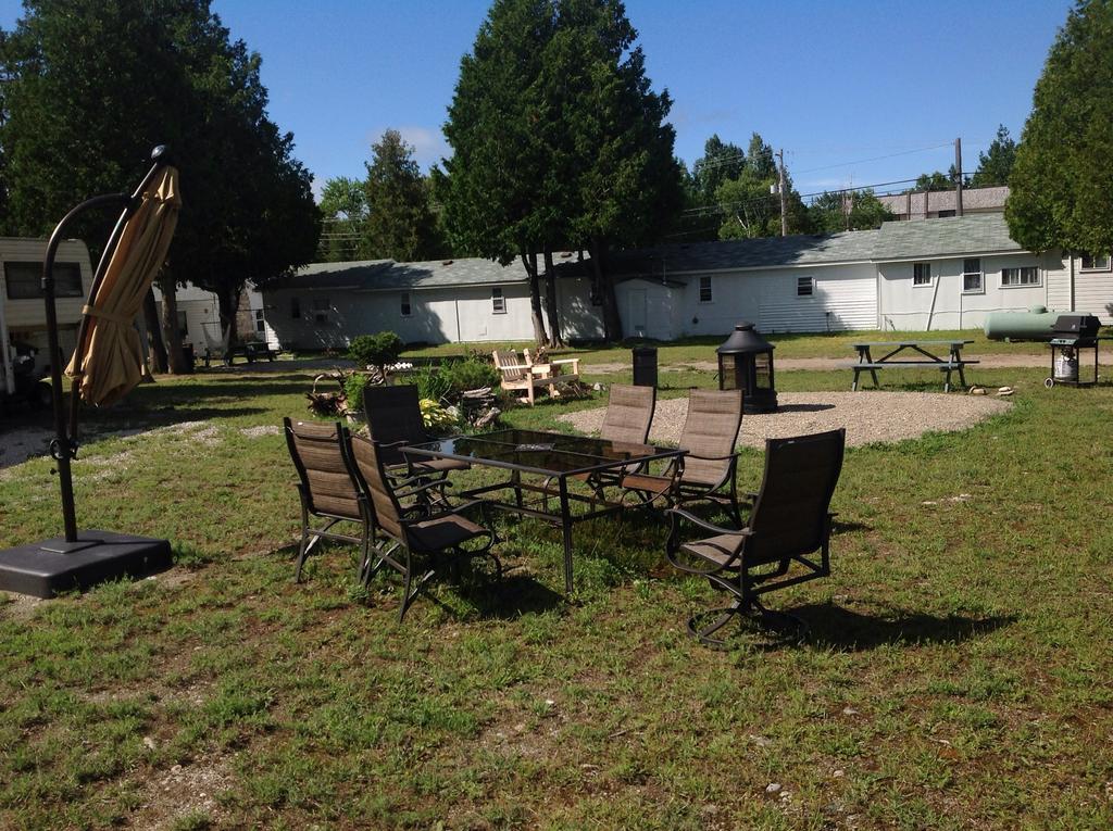 Cedar Vista Motel Тобермори Экстерьер фото