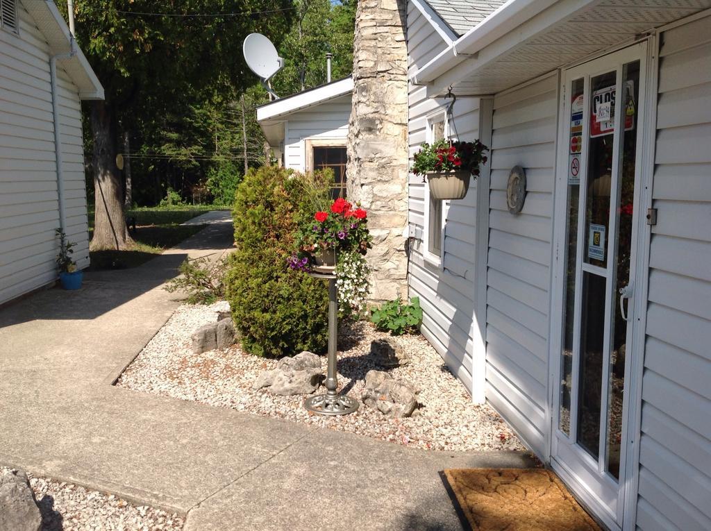 Cedar Vista Motel Тобермори Экстерьер фото